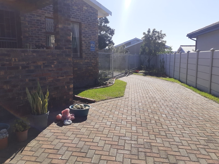 To Let 3 Bedroom Property for Rent in Wavecrest Eastern Cape